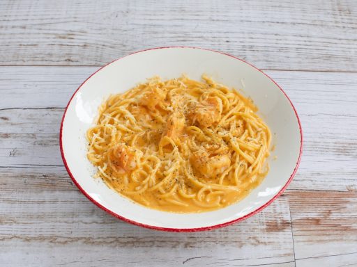 espaguetti en salsa con gambas